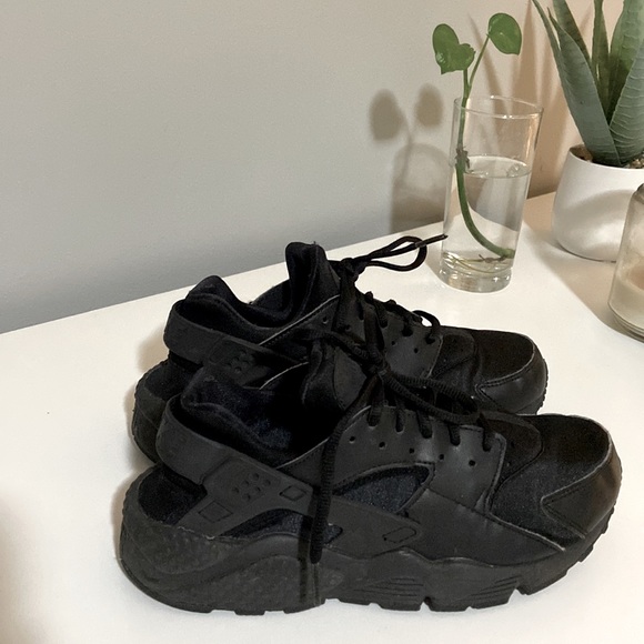 Sneakers - Picture 2 of 4